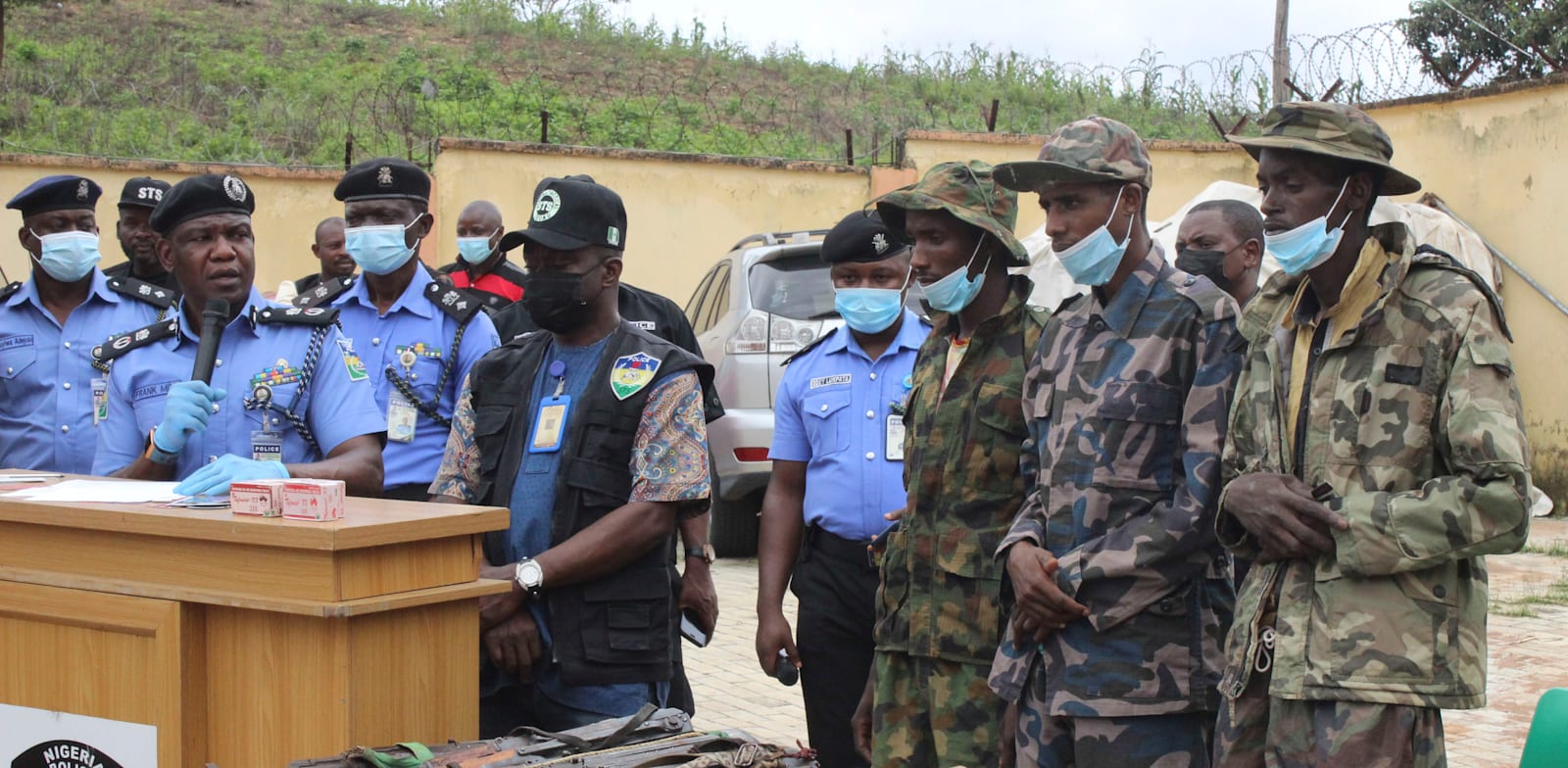 שוטרים ניגריים ושלושה חשודים (מימין) בחטיפת תלמידים במדינת המחוז קדונה / צילום: Associated Press, Gbemiga Olamikan