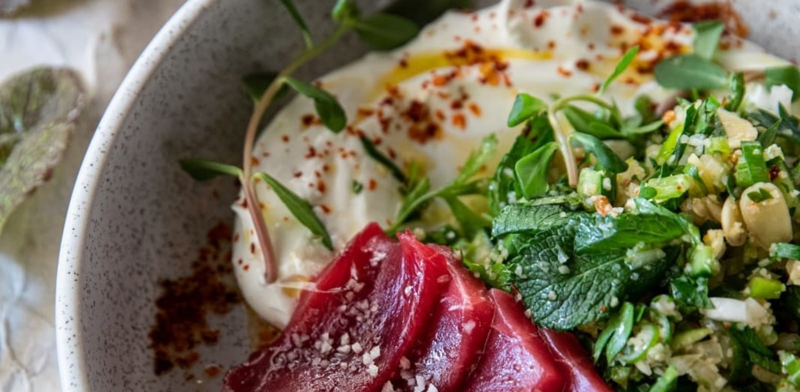 מנת דג המשלבת טעמים מזרח–אסיאתים ומזרח–תיכוניים / צילום: איתן וכסמן