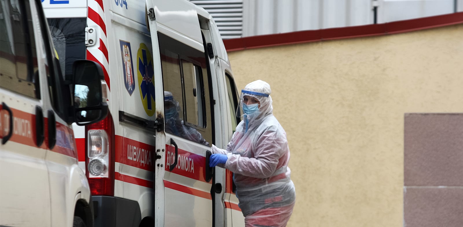 אמבולנס ממתין מחוץ לבית חולים בקייב, בירת אוקראינה / צילום: Reuters, Pavlo Gonchar / SOPA Images/Sipa USA