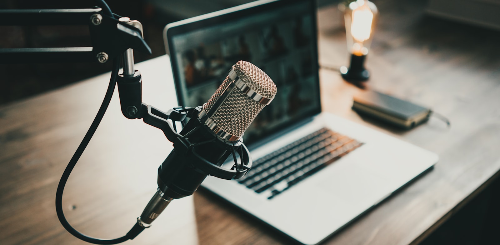 הפודקאסט ''The journal'' בוחן בכל יום פרשה אקטואלית אחרת מהזווית של הביזנס / צילום: Shutterstock, Alex from the Rock