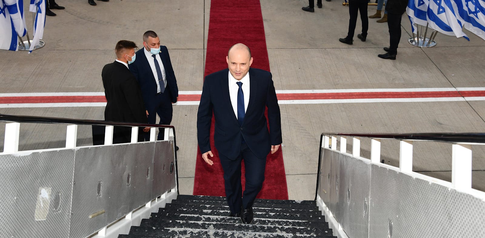 Naftali Bennett boards the plane to Scotland  credit: Haim Zach, GPO