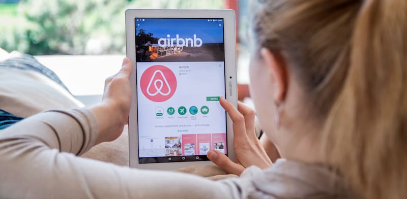 אפליקציית airbnb להשכרת דירות לטווח קצר / צילום: Shutterstock