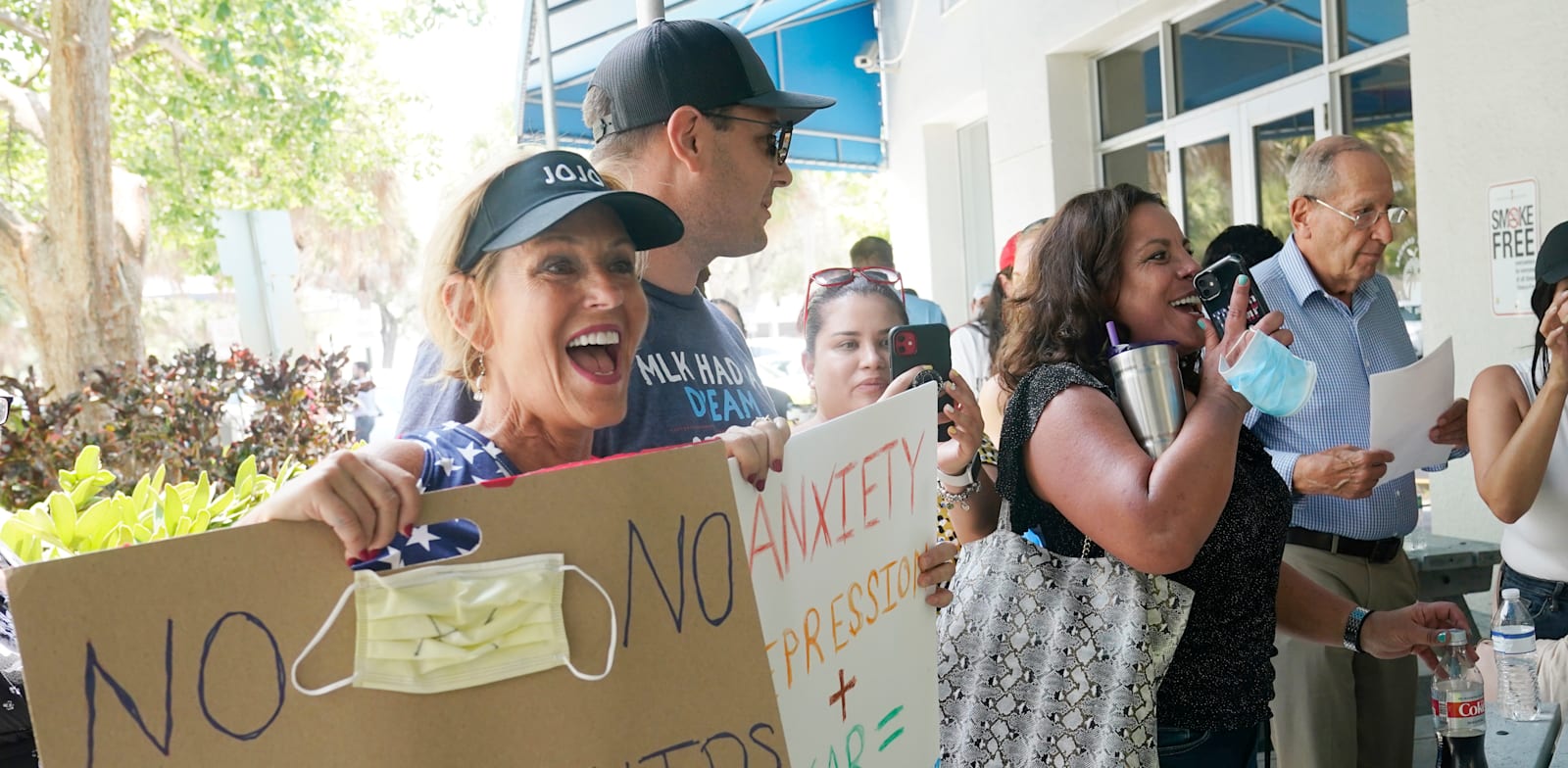 מחאת הורים נגד מסכות בבית ספר בפורט לודרדייל / צילום: Associated Press, Marta Lavandier