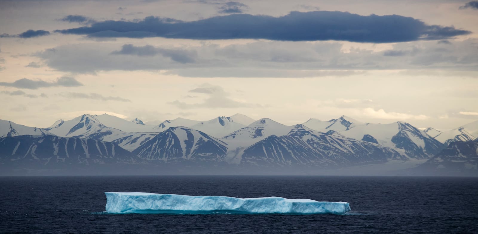 קרחון צף באוקיינוס הארקטי. התחיל להתחמם כבר בתחילת המאה ה-20 / צילום: Associated Press, David Goldman קרחון צף באוקיינוס הארקטי. התחיל להתחמם כבר בתחילת המאה ה-20 / צילום: Associated Press, David Goldman