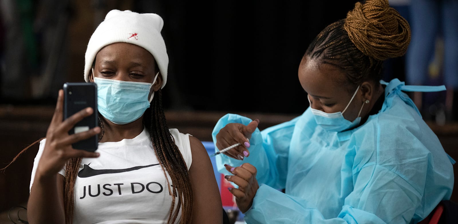 חיסון לקורונה בדרום אפריקה / צילום: Associated Press, Themba Hadebe