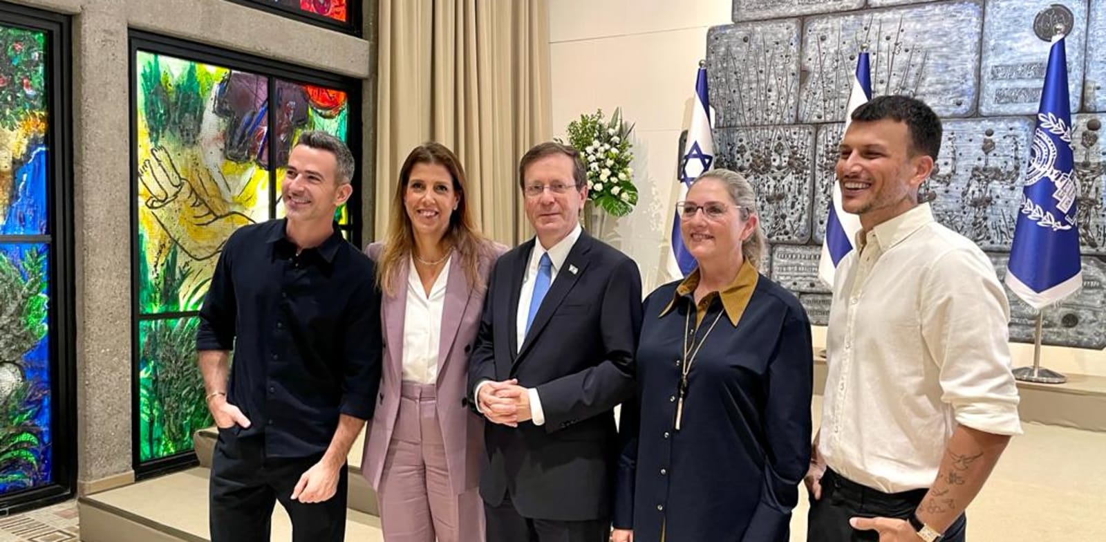 אסי עזר, רעיית נשיא המדינה - מיכל הרצוג, נשיא המדינה יצחק הרצוג, מנכ''לית AIG יפעת רייטר ואלברט אסקולה / צילום: AIG