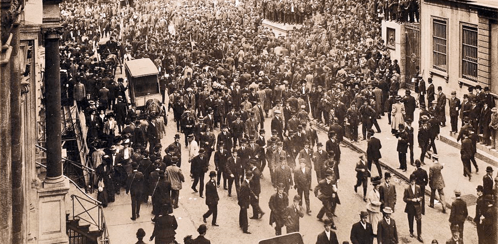 וול סטריט, ניו יורק, 1907. המונים מסתערים בבהלת הבנקים הגדולה / צילום: ויקיפדיה