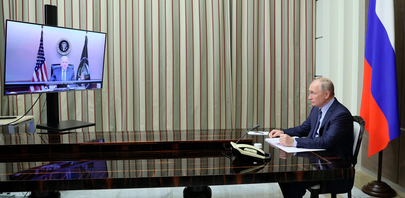 הנשיא פוטין בביתו בסוצ'י ליד הים השחור בשיחת הווידאו עם ביידן ביום שלישי / צילום: Associated Press