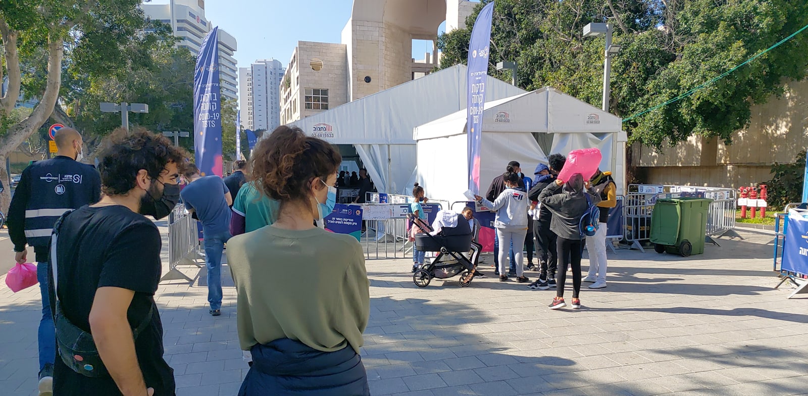 תור למתחם בדיקות קורונה. הגל הנוכחי, האומיקרון, הוא גל של הרפואה בקהילה / צילום: איל יצהר