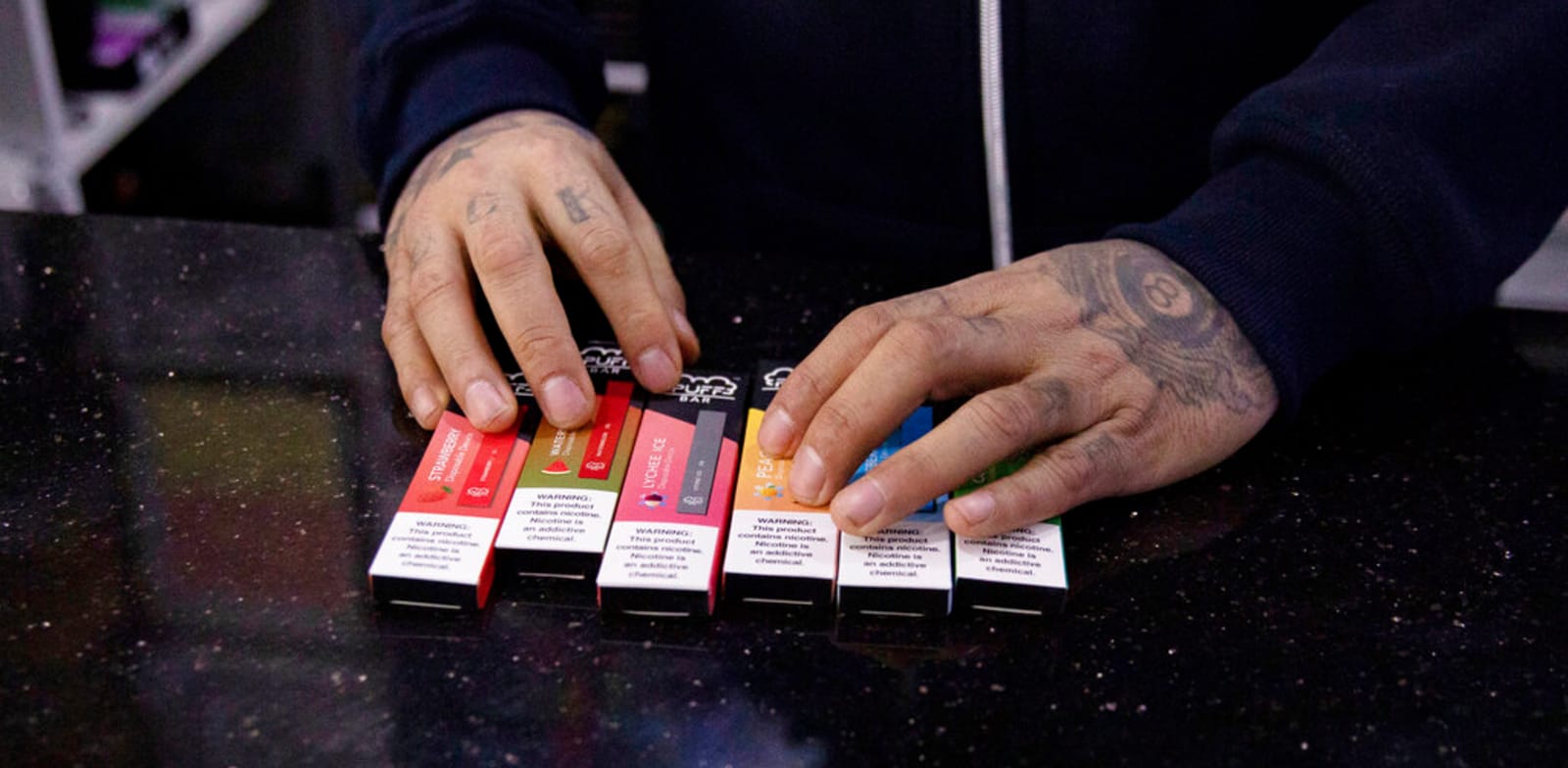 מכירת סיגריות אלקטרוניות / צילום: Associated Press, Marshall Ritzel