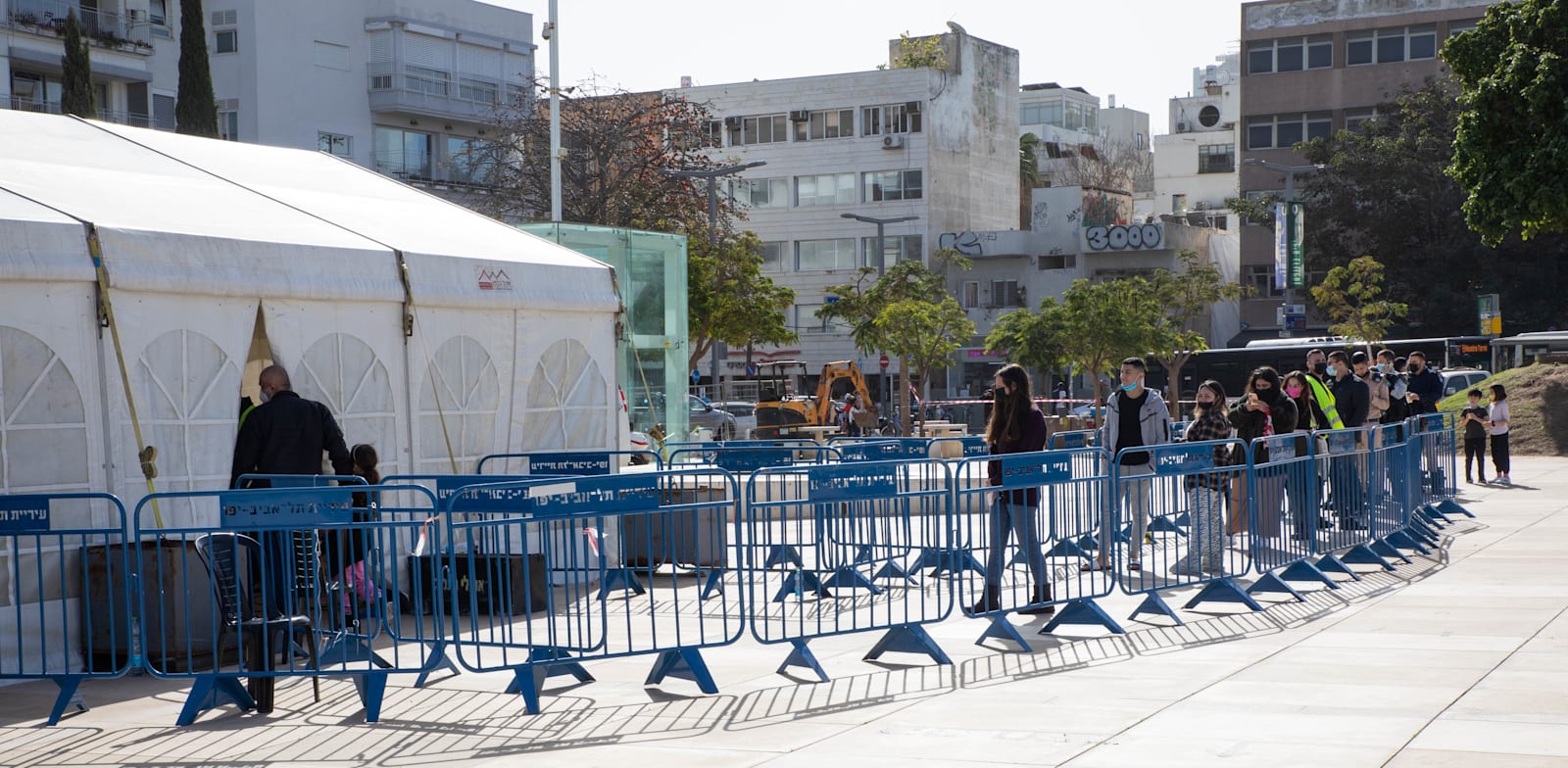 תור לבדיקות קורונה בתל אביב / צילום: כדיה לוי