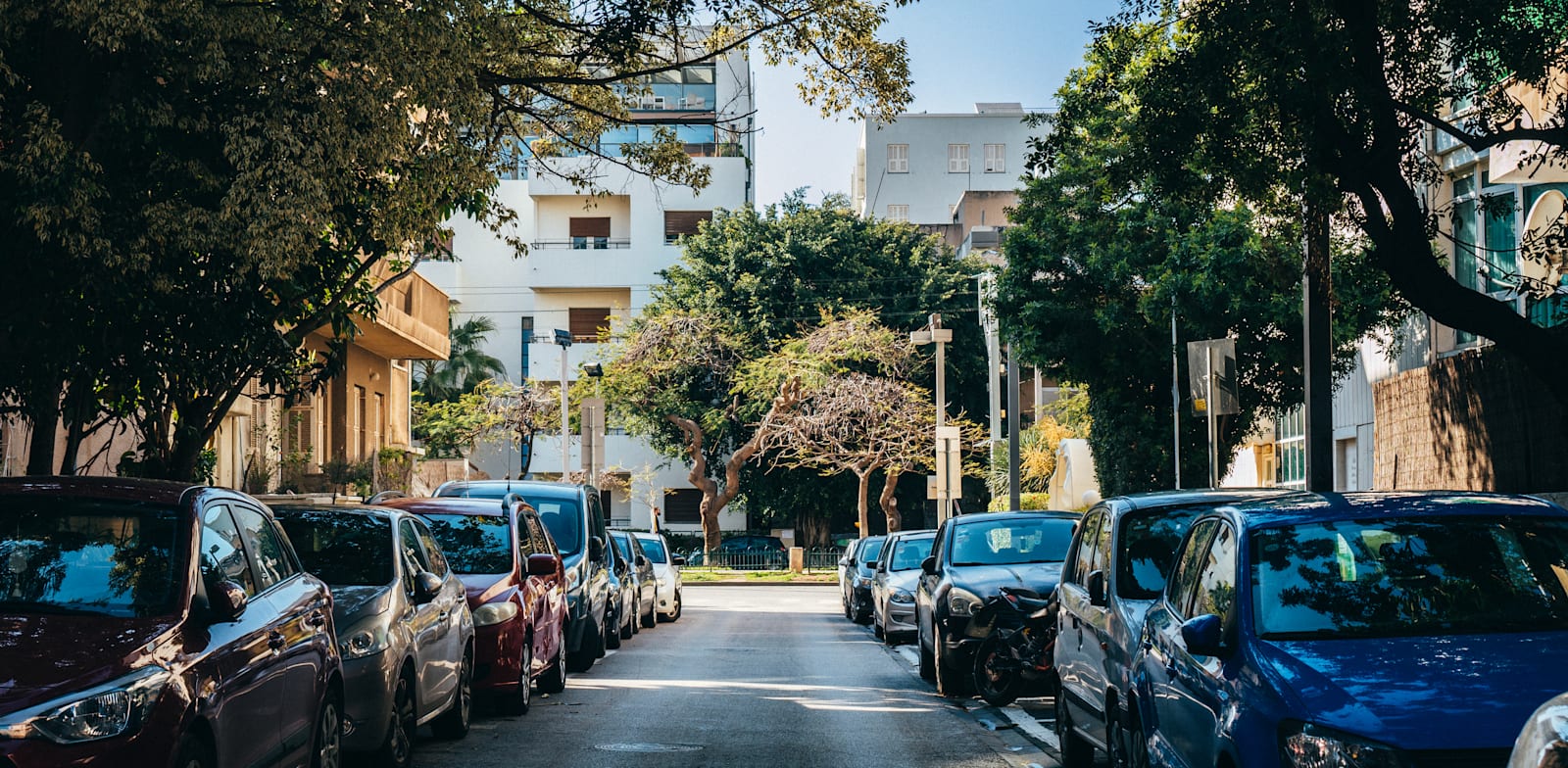 חניה בכחול-לבן בתל אביב / צילום: Shutterstock, Adi Shpigel