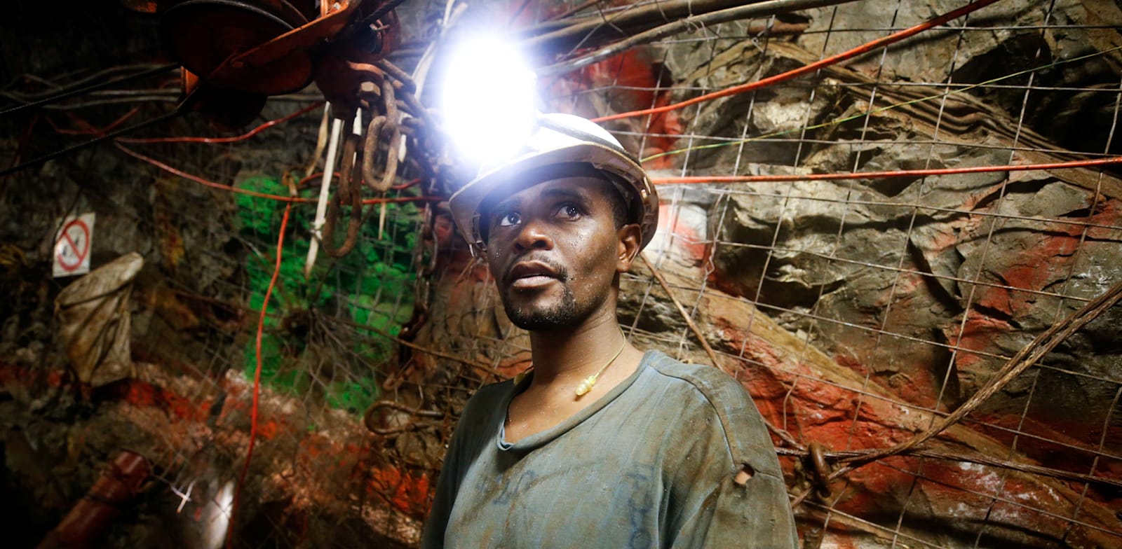 עובד מכרה בווסטונריה, דרום אפריקה / צילום: Reuters, Mike Hutchings