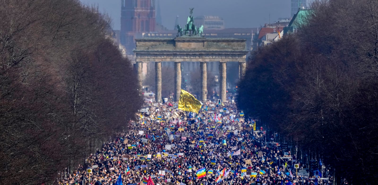 הפגנה בברלין נגד הפלישה הרוסית לאוקראינה. להסברה הרוסית אין סיכוי להתמודד עם הנרטיב האוקראיני / צילום: Associated Press, FABRIZIO BENSCH