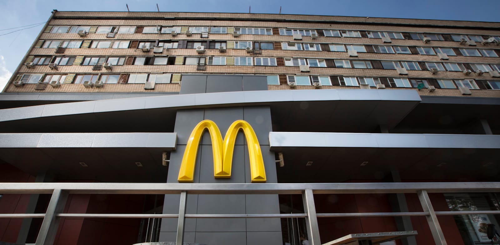 סניף מקדונלדס הראשון במוסקבה, שנפתח ב-31 בינואר 1990 / צילום: Associated Press, Alexander Zemlianichenko