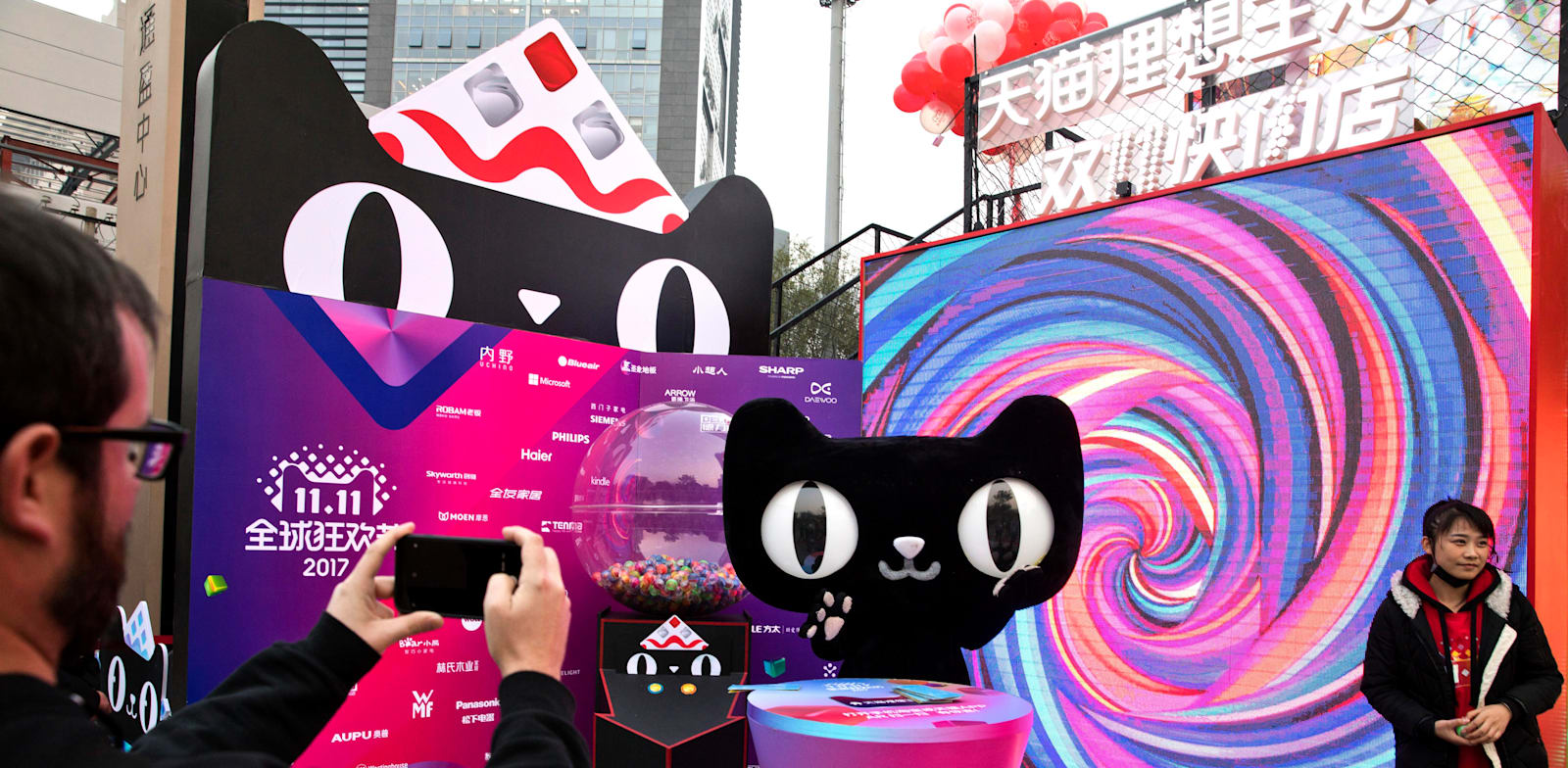 דוכן של אתר הקניות Tmall, מקבוצת עליבאבא,  ביום הרווקים הסיני / צילום: Associated Press, Ng Han Guan