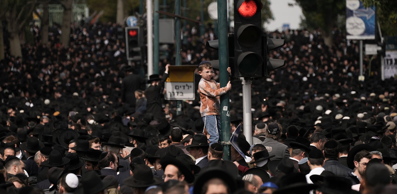 אלפי בני אדם בהלוויה של הרב קנייבסקי בבני ברק / צילום: Associated Press, Oded Balilty