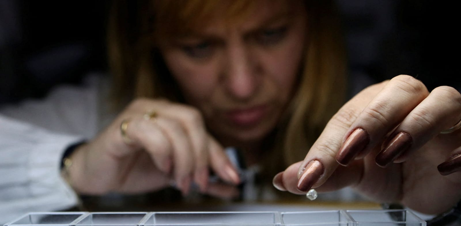 עובדת של חברת אלרוסה ממיינת יהלומים / צילום: Reuters, Sergei Karpukhin