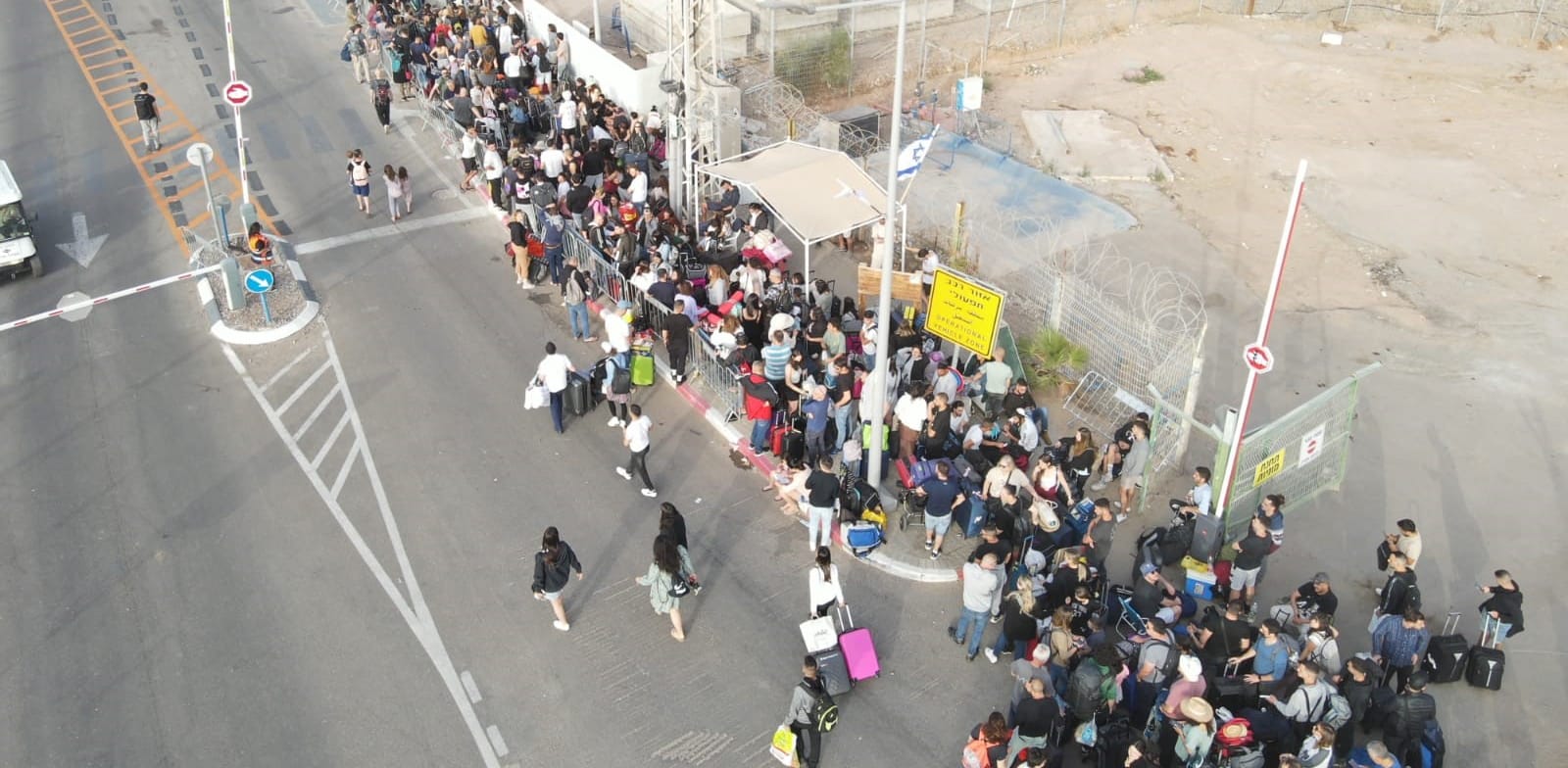 מחכים בתור במעבר הגבול בטאבה, היום / צילום: רש״ת