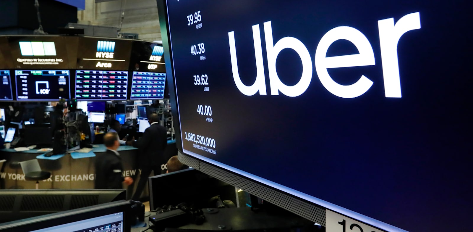 מניית אובר מופיעה במסכי בורסות וול סטריט / צילום: Associated Press, Richard Drew