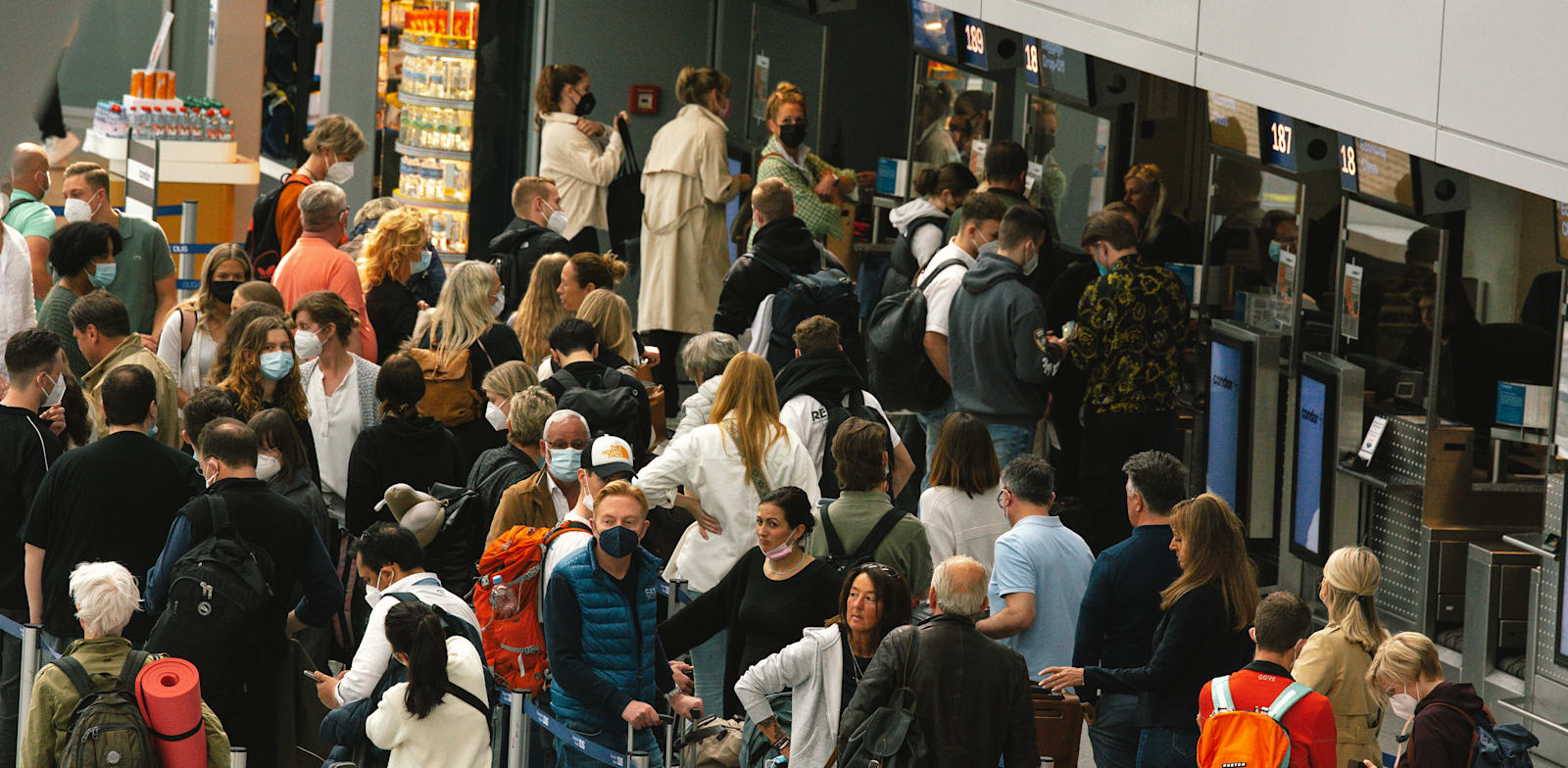 צפיפות בשדה התעופה בדיסלדורף בחודש שעבר. המחסור בעובדים בענף מורגש בכל הסקטורים / צילום: Reuters, Ying Tang