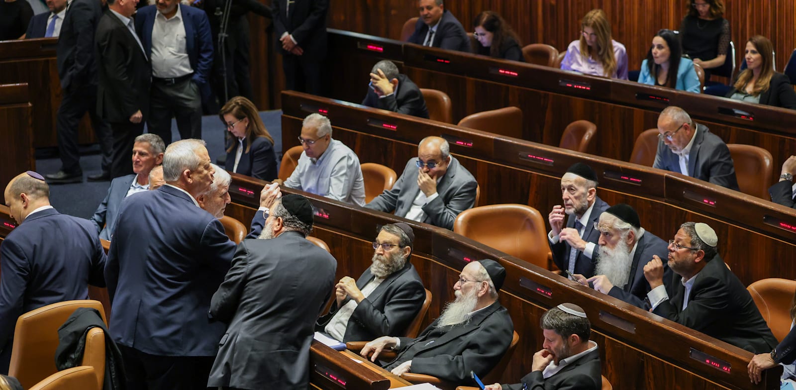 שר הביטחון גנץ פונה אל ספסלי האופוזיציה / צילום: נועם מושקוביץ, דוברות הכנסת