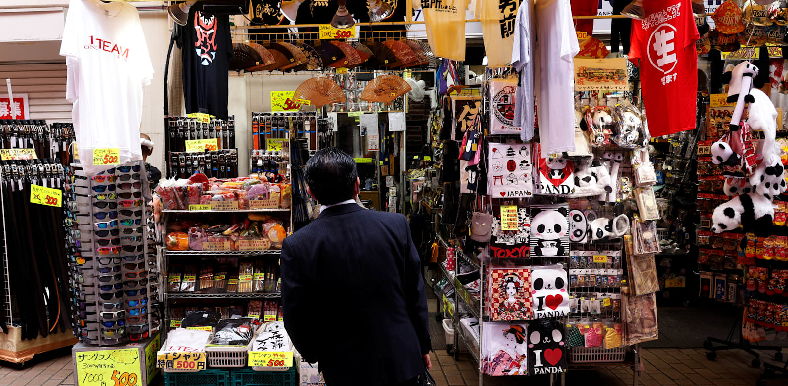 רובע הקניות בטוקיו בשבוע שעבר. המחירים החלו לעלות / צילום: Reuters, Kim Kyung-Hoon