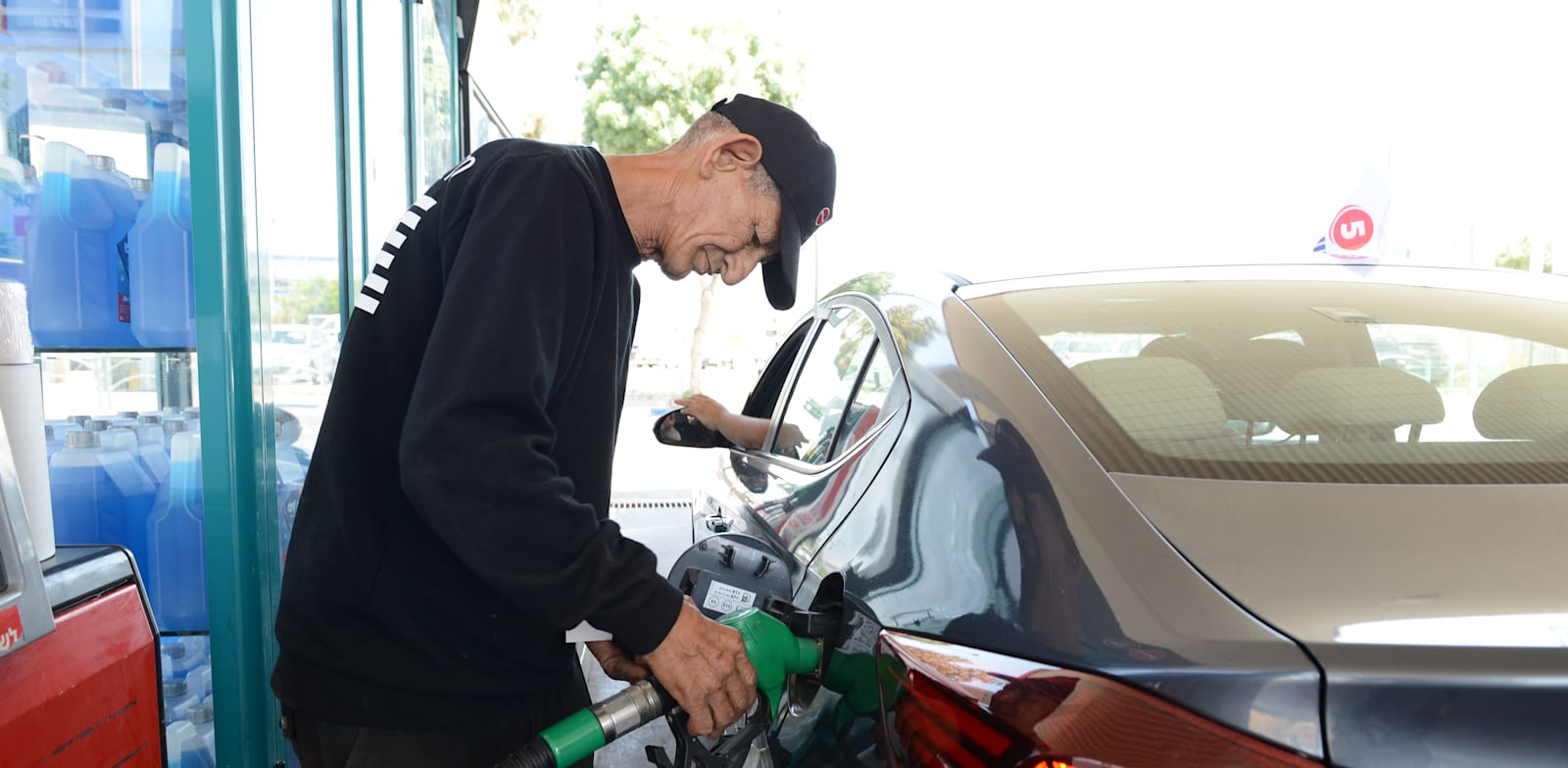 Israeli gas station credit: Eyal Izhar