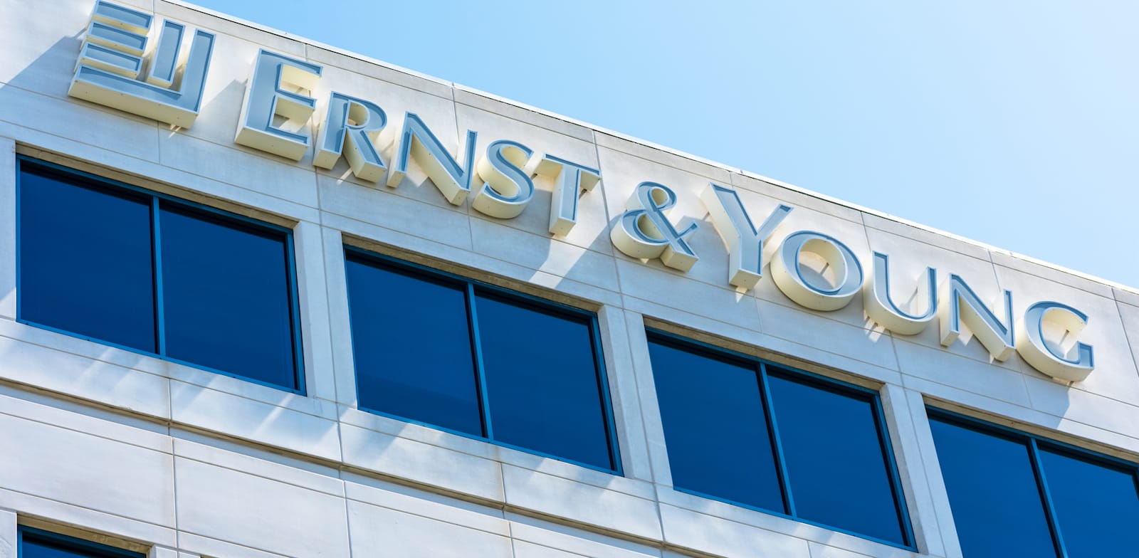 בניין של פירמת רואי החשבון הגלובלית ארנסט & יאנג / צילום: Shutterstock, Michael Vi