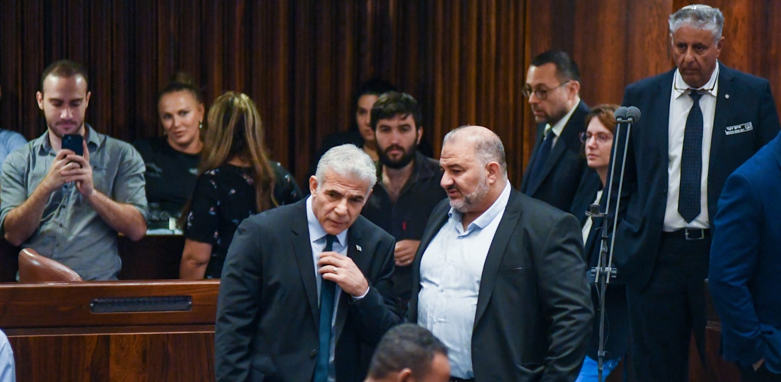 מנסור עבאס עם יאיר לפיד במליאת פיזור הכנסת / צילום: רפי קוץ