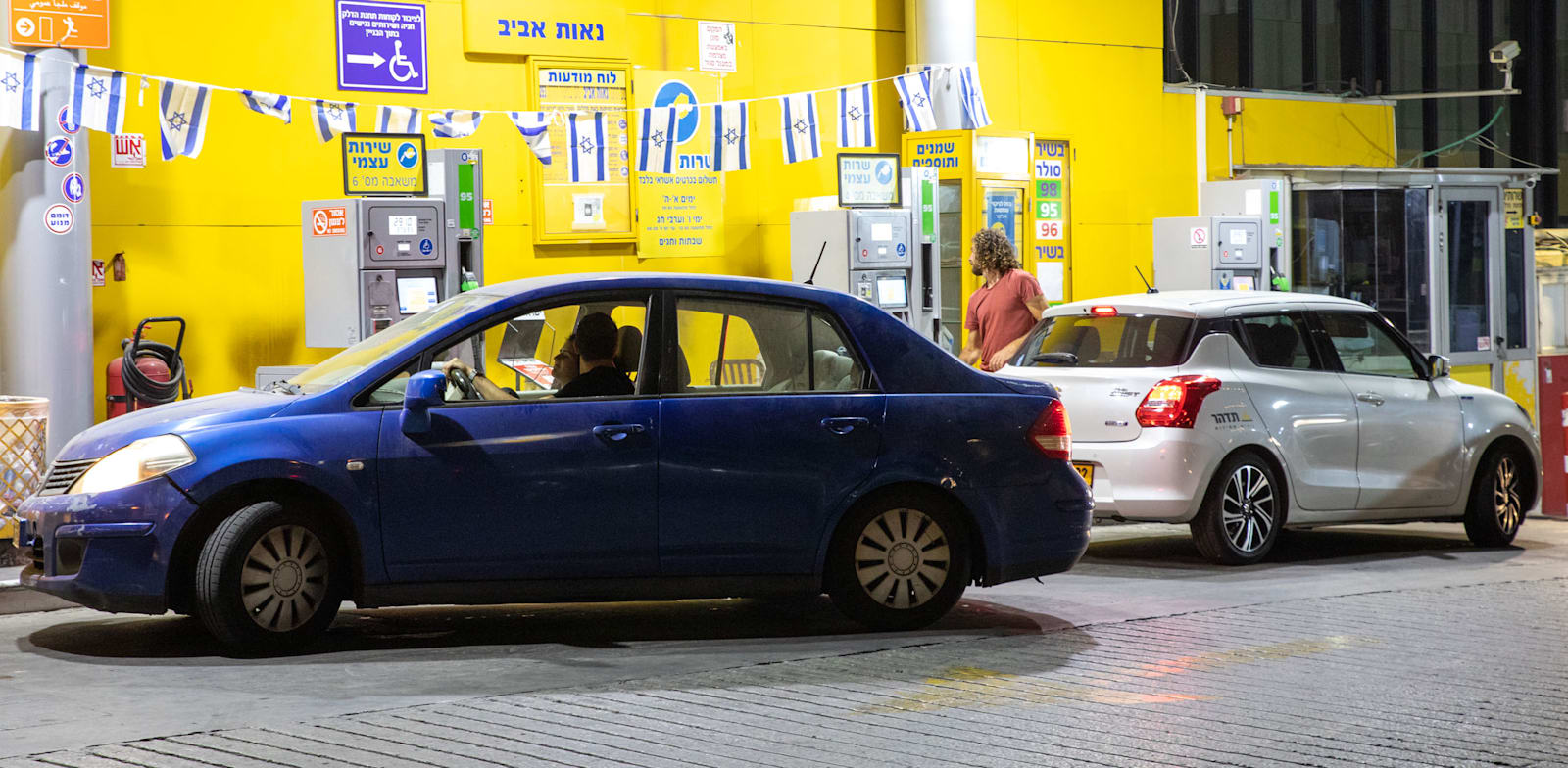 מכוניות ממלאות דלק. נטל המס על הנהגים בישראל שובר שיאים / צילום: כדיה לוי