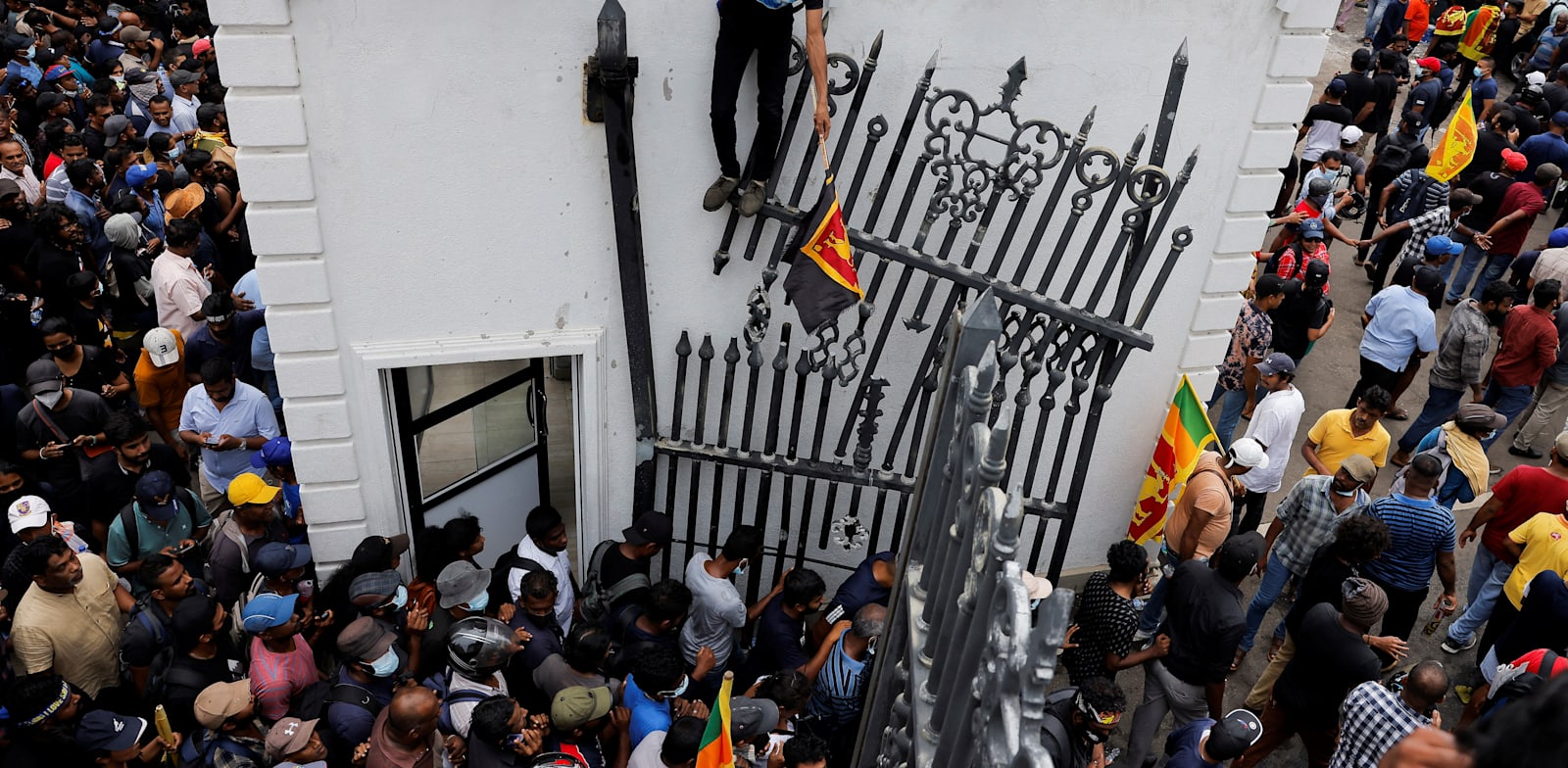 מפגינים מסתערים על בית נשיא סרי לנקה בקולומבו הבירה / צילום: Reuters, Dinuka Liyanawatte