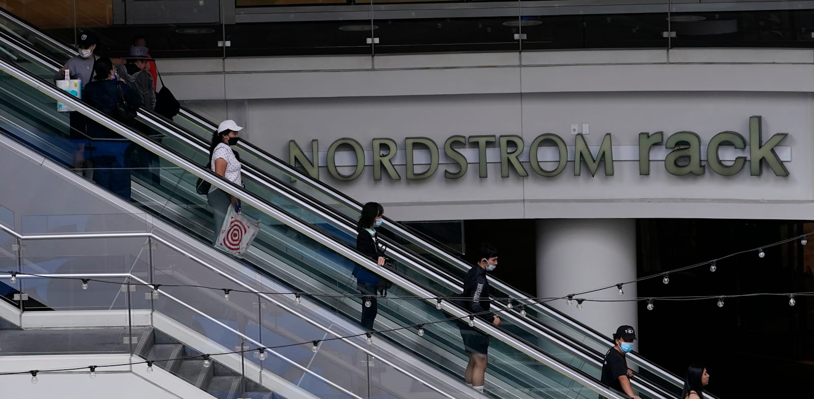 מרכז קניות בלוס אנג'לס, ארה''ב. הגידול בהוצאות צרכניות עלול להיות מסוכן / צילום: Associated Press, Damian Dovarganes