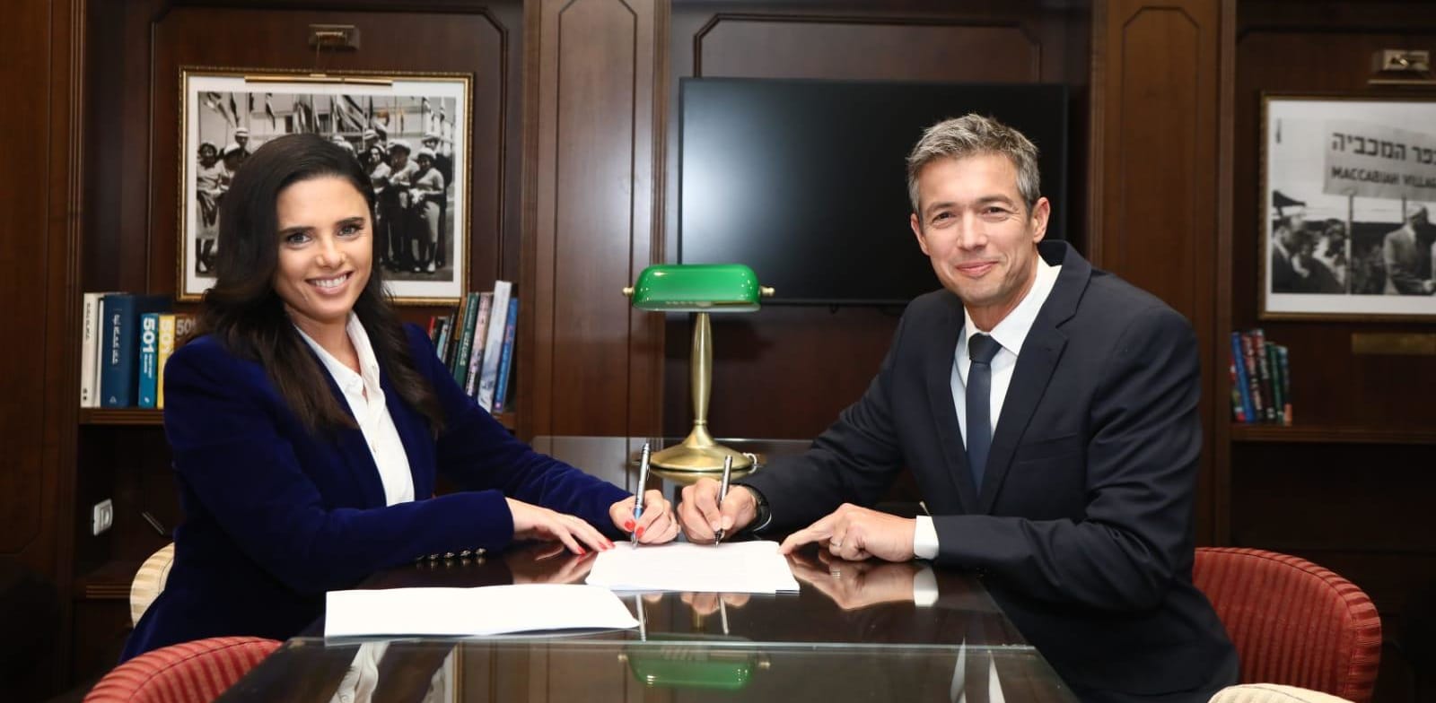 יו''ר ימינה איילת שקד ויו''ר דרך ארץ יועז הנדל. חתמו על ההסכם לאיחוד מפלגות / צילום: אריאל זנדברג