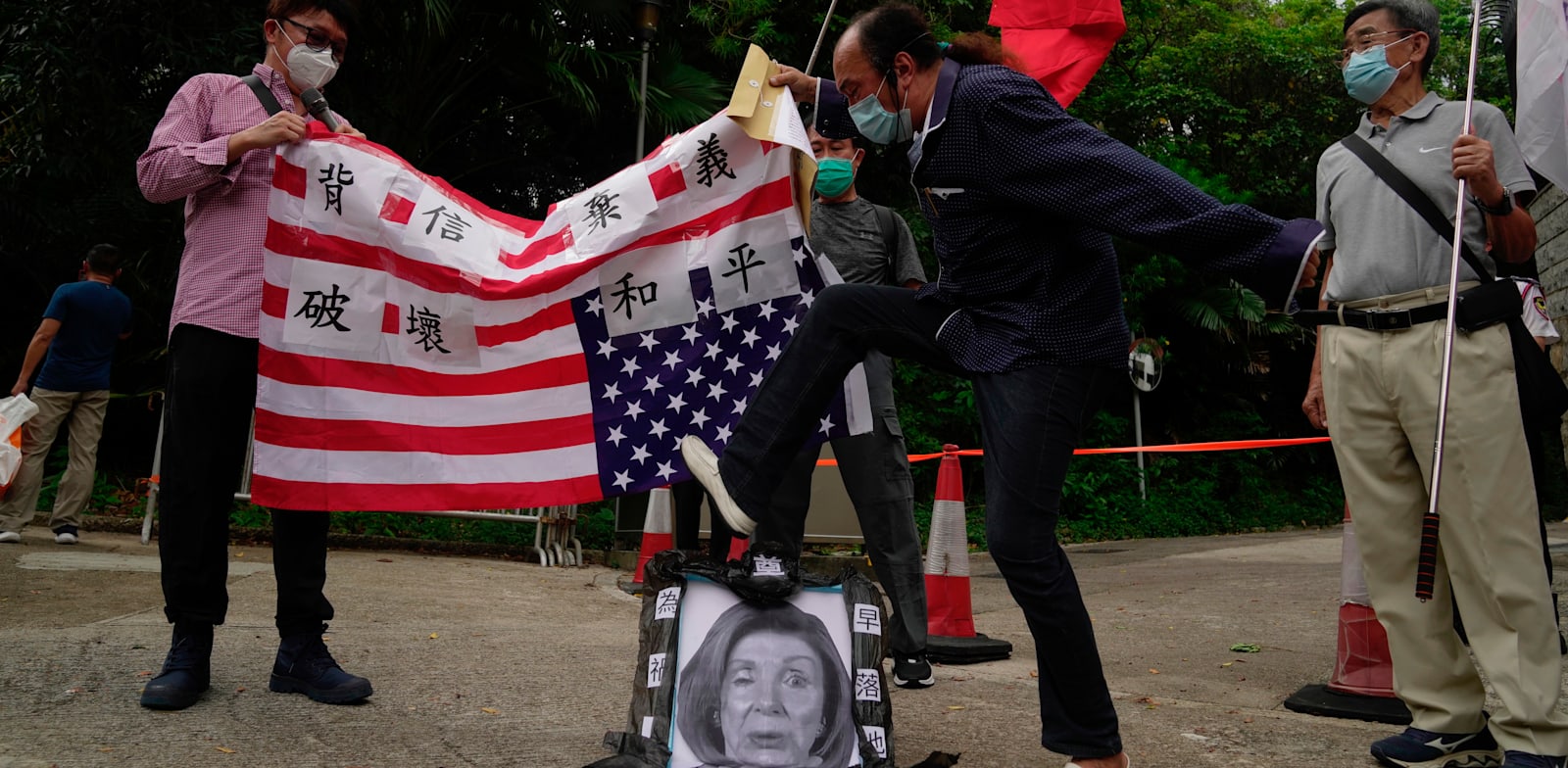 הפגנה נגד ננסי פלוסי מול הקונסוליה של ארה”ב בהונג קונג / צילום: Associated Press, Kin Cheung