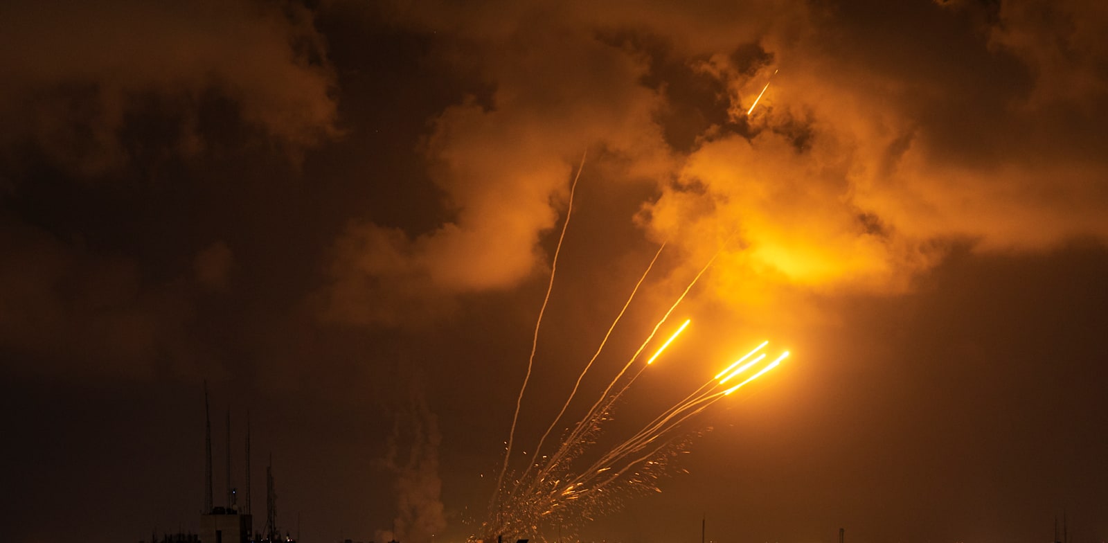 שיגור טילים מרצועת עזה לעבר ישראל, אתמול / צילום: Associated Press, Fatima Shbair