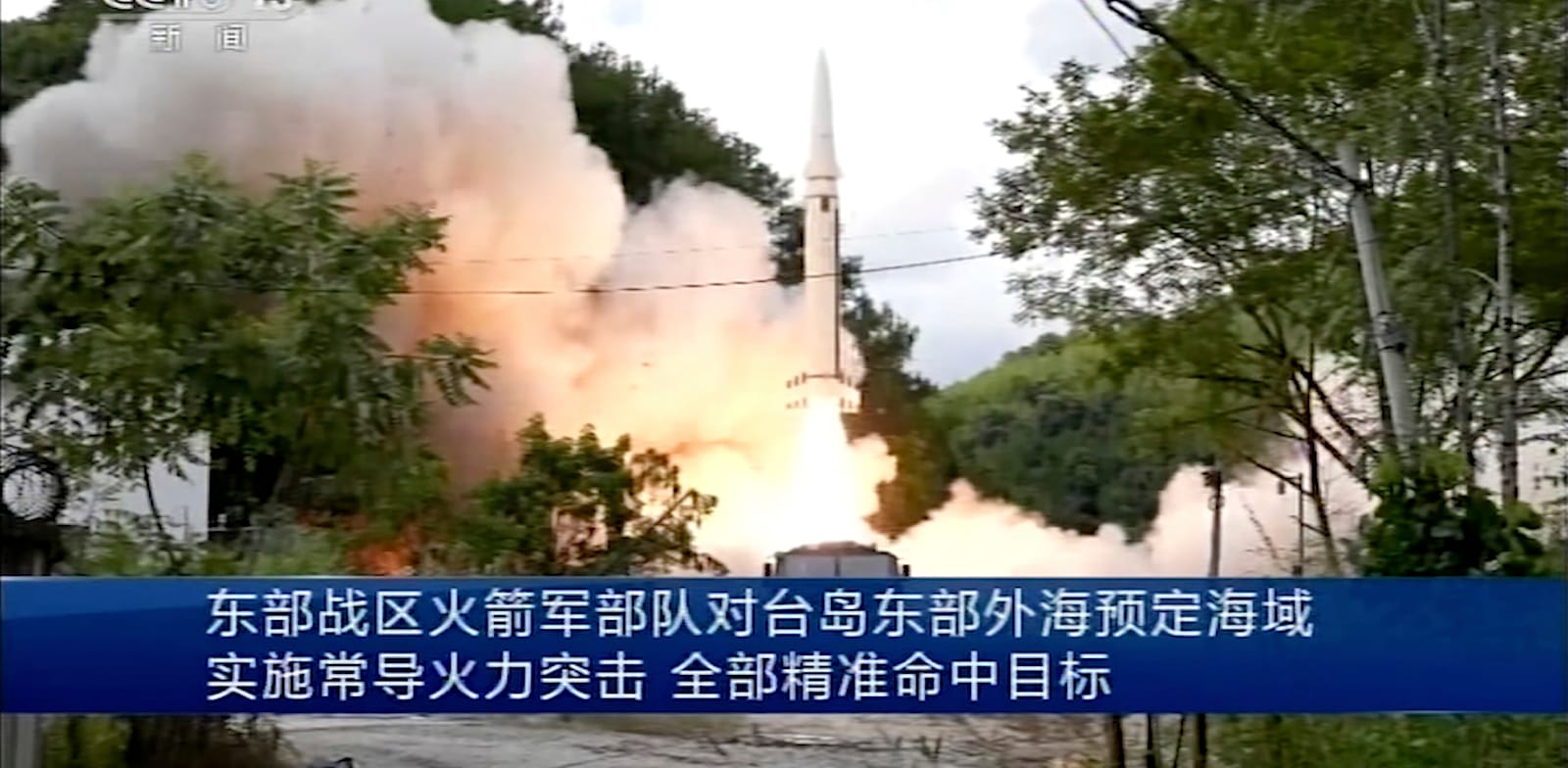 מסכי הטלוויזיה הסינית ביום חמישי. מראים את ניסויי הטילים של סין בעקבות ביקור ננסי פלוסי בטייוואן / צילום: Associated Press