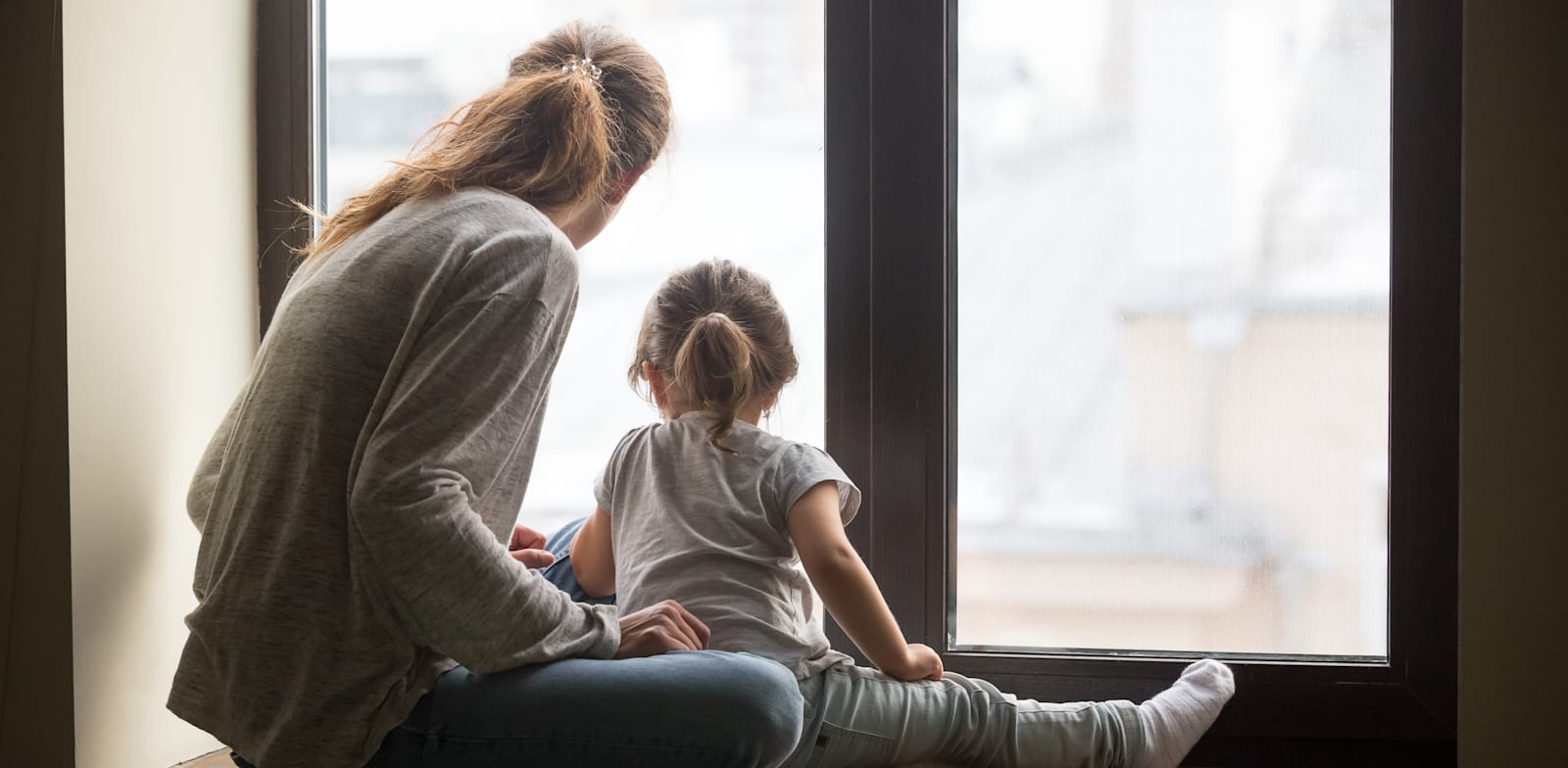 ישנם חברים בקהילה הלהט''בית הרואים בהורותו המוכרת של ההורה הלא ביולוגי כ''הורות על-תנאי'' / צילום: Shutterstock, fizkes
