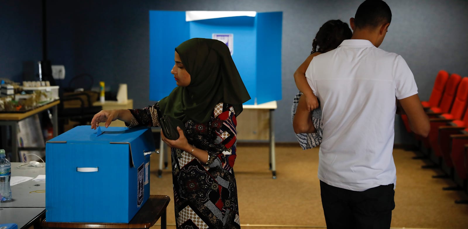 אישה מצביעה בכפר מנדא / צילום: Associated Press, Ariel Schalit