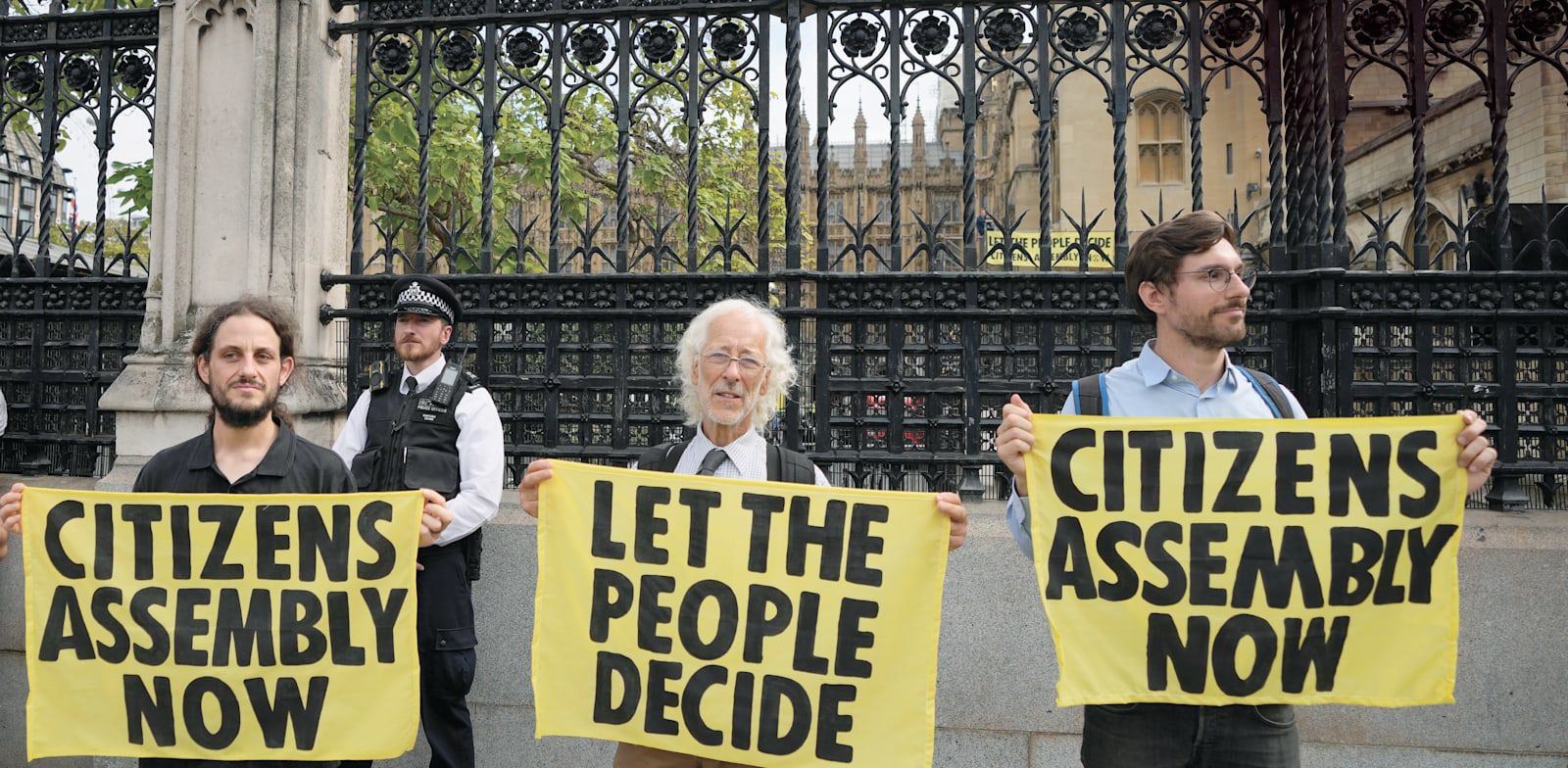 הפגנה מול בית הפרלמנט בלונדון / צילום: Associated Press, Frank Augstein