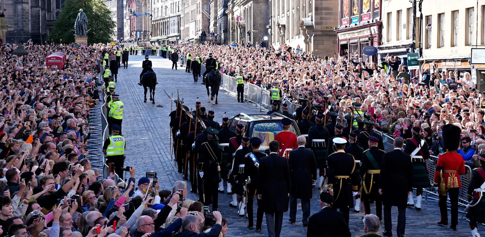 אלפים ליוו את מסע ארון הקבורה של המלכה בדרכו לקתדרלת סנט ג'יילס באדינבורו, סקוטלנד, ביום שני / צילום: Associated Press, Jon Super