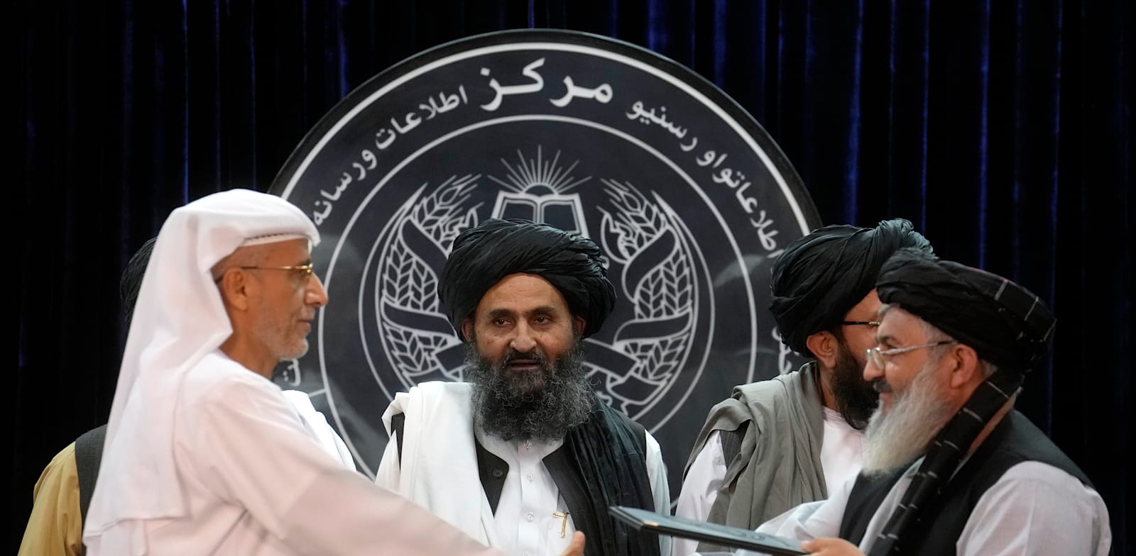 סגן ראש ממשלת אפגניסטן (במרכז) בטקס חתימה על הסכם עם חברה מאבו דאבי / צילום: Associated Press, Ebrahim Noroozi