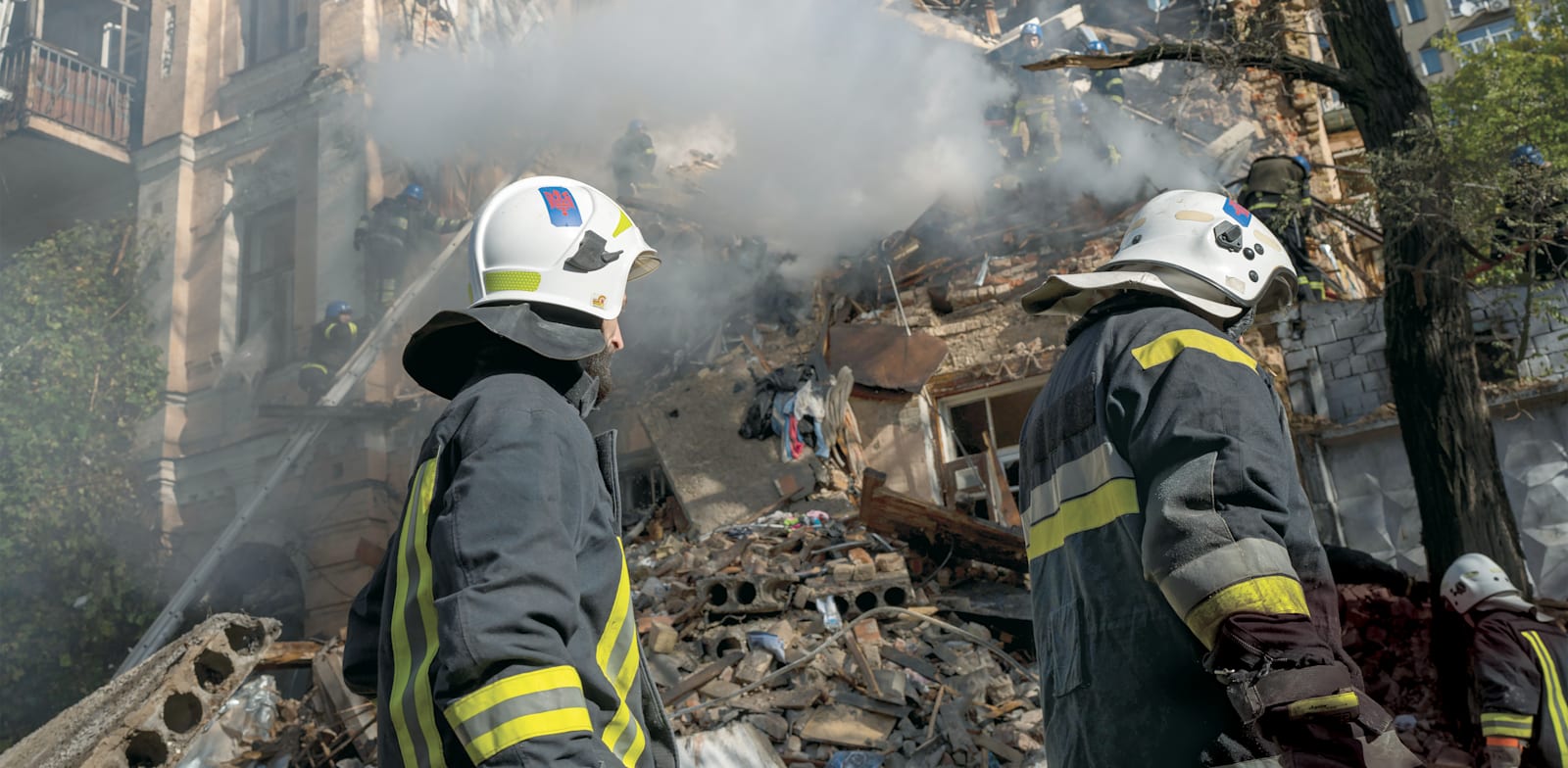 הריסות בניין בבירת אוקראינה קייב. כעת מתקפת הטילים הגיעה לפולין / צילום: Associated Press, Roman Hrytsyna