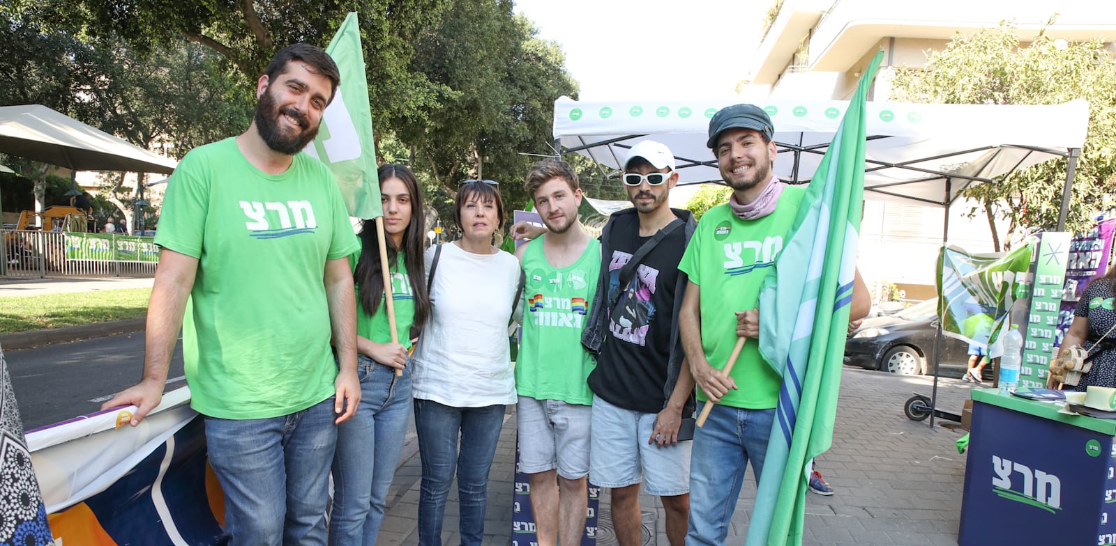 זהבה גלאון עם פעילי מרצ ביום הבחירות 2022 / צילום: כדיה לוי