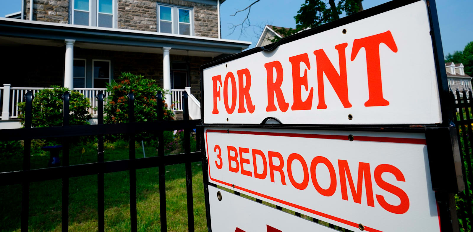בית להשכרה בארה''ב. בצ'רלסטון השכירות עדיין גבוהה ב־14% ממה שהייתה לפני שנה / צילום: Associated Press, Matt Rourke