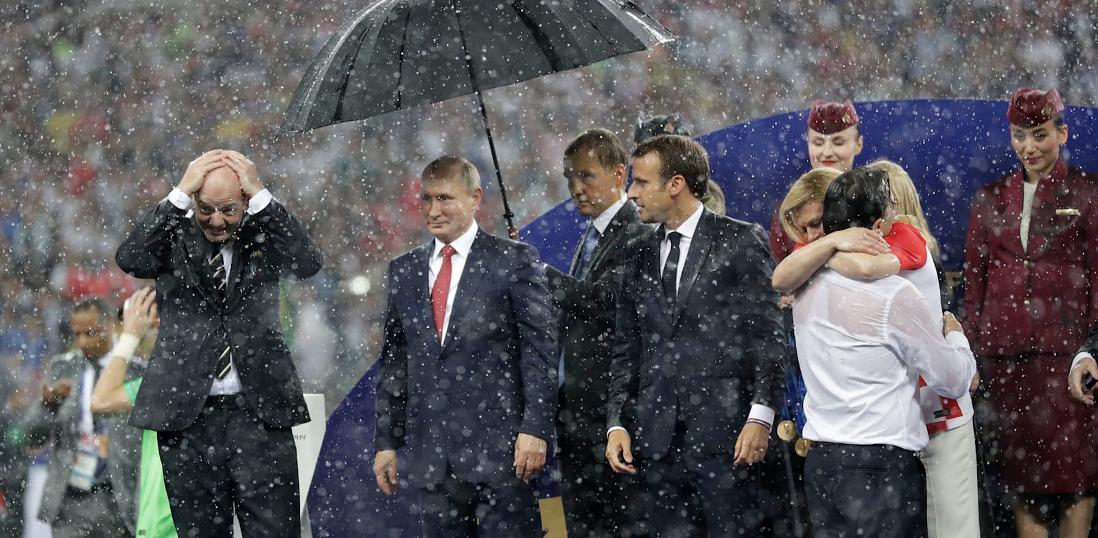 ולדימיר פוטין ברגע הנפת הגביע, מונדיאל 2018 / צילום: Associated Press, Matthias Schrader