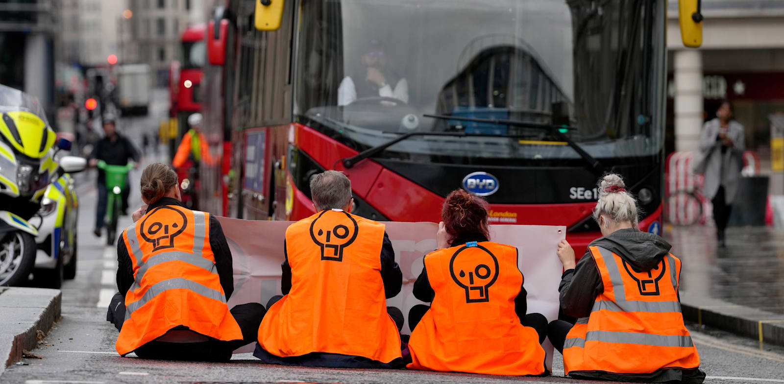 פעילים חוסמים את הכביש בלונדון / צילום: Associated Press, Kirsty Wigglesworth