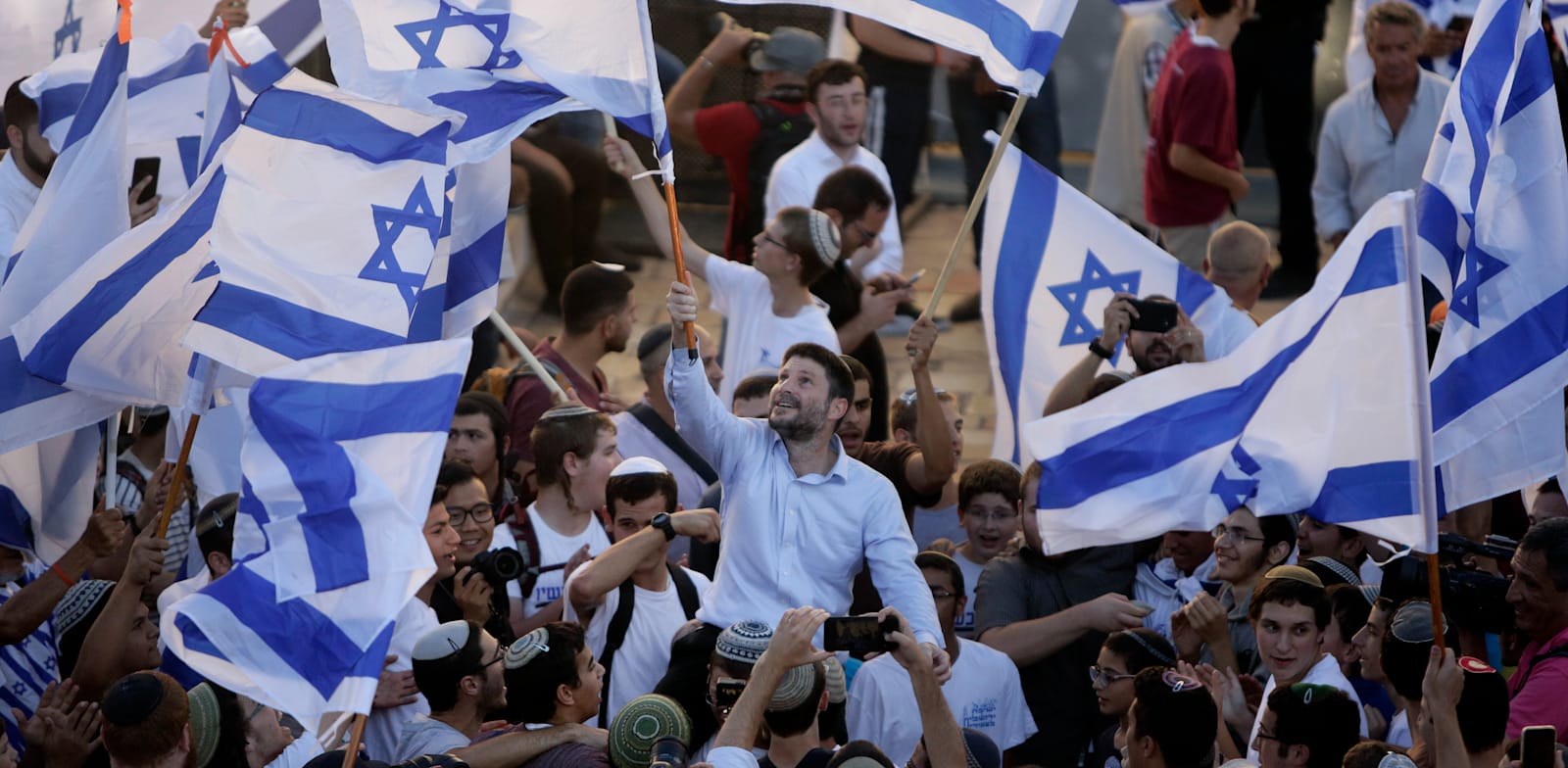 בצלאל סמוטריץ' (במרכז), במצעד הדגלים בשער שכם בשנה שעברה / צילום: Associated Press, Mahmoud Illean