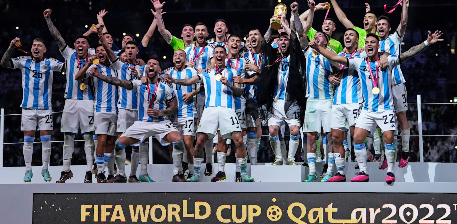 נבחרת ארגנטינה חוגגת את הניצחון במונדיאל / צילום: Associated Press, Manu Fernandez
