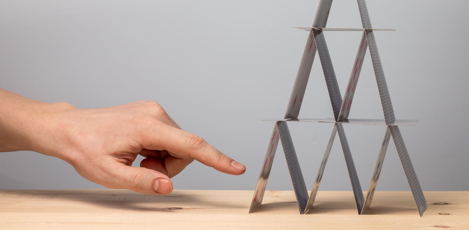 ערבוב הנכסים שמאיים להפיל  את מגדל הקלפים של הקריפטו / אילוסטרציה: Shutterstock, Igor Nikushin